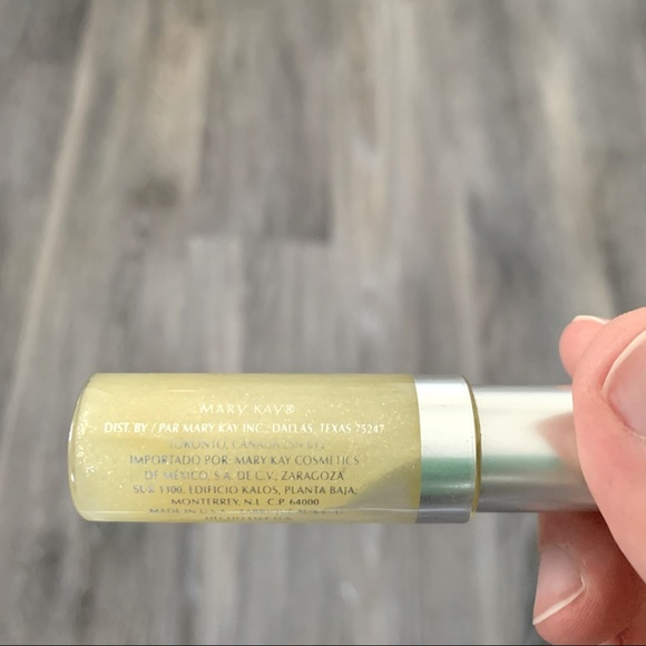 Mary Kay bundle: Starry sheer lip gloss & jade mint eye colour stick - Picture 11 of 12